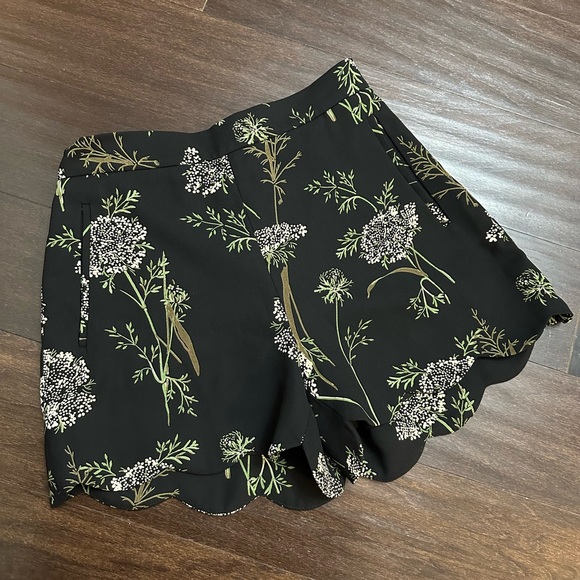 [SOLD] Wilfred Scalloped Shorts - Picture 1 of 4